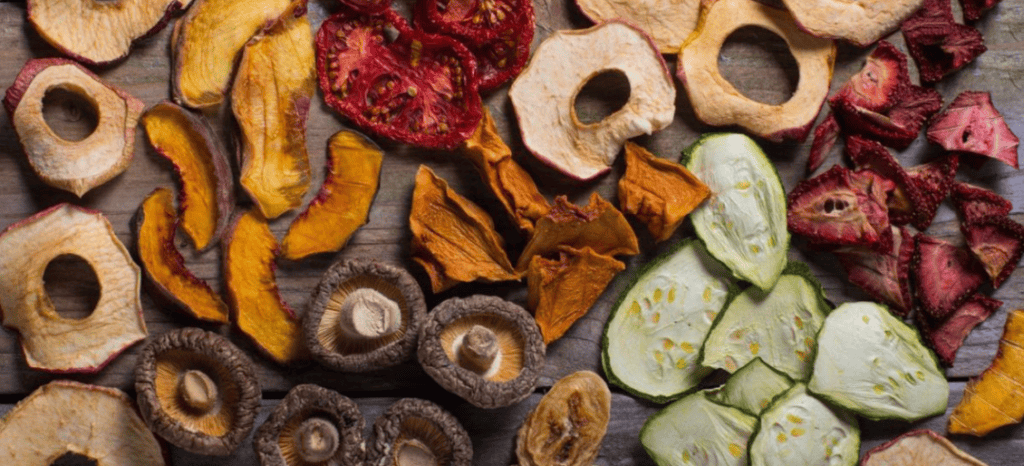 Verduras y frutas deshidratadas con una freidora de aire 