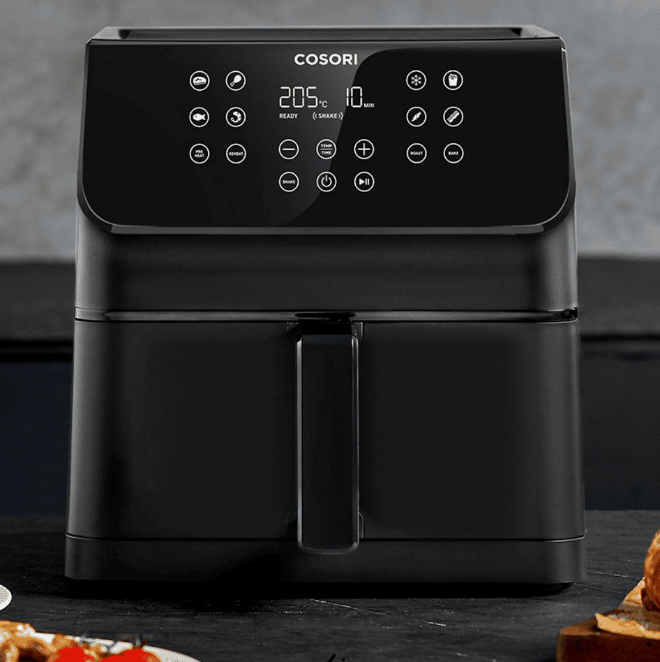 Cosori Premium II Chef Edition, Capacidad 6.2l en una mesa de negra con fondo negro elegante