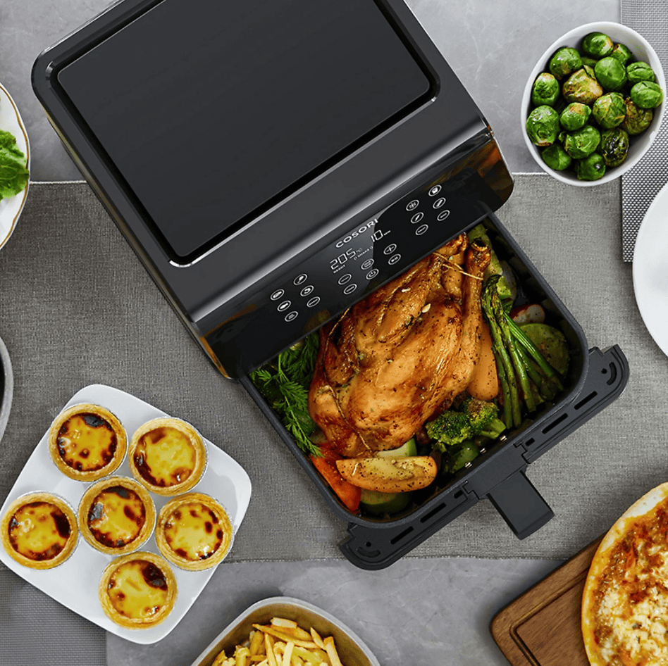 Cosori Premium II Chef Edition, Capacidad 6.2l cocinando un pollo entero con verduras visto desde arriba